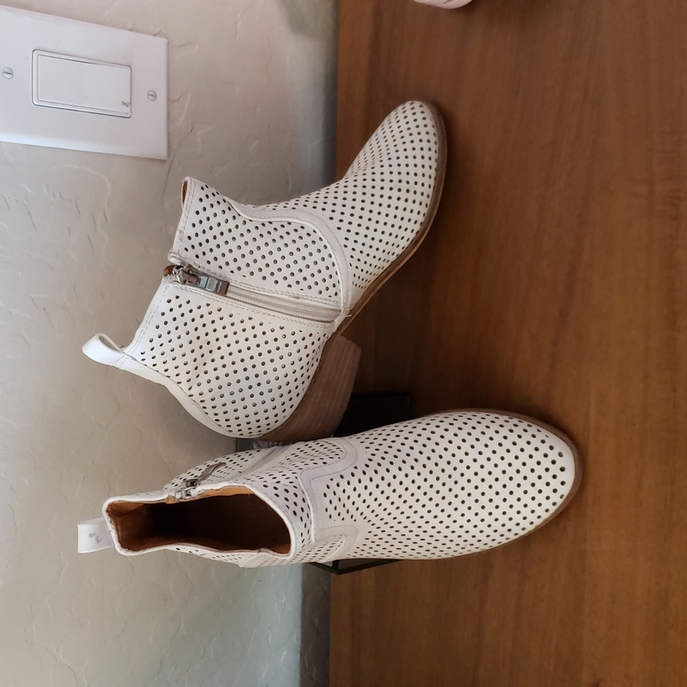 Catherine Malandrino Ryleigh Laser Hole White Booties Side Zipper Shoe 6.5